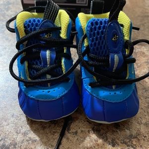 These are soft bottom Nike Lil Posite 1’s. They come in the box.